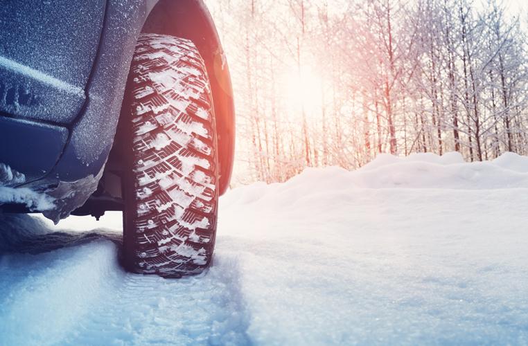 image hivernale voiture dans la neige profil de pneu